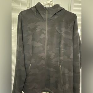Lululemon lightweight waterproof camo jacket with hood - Size 12